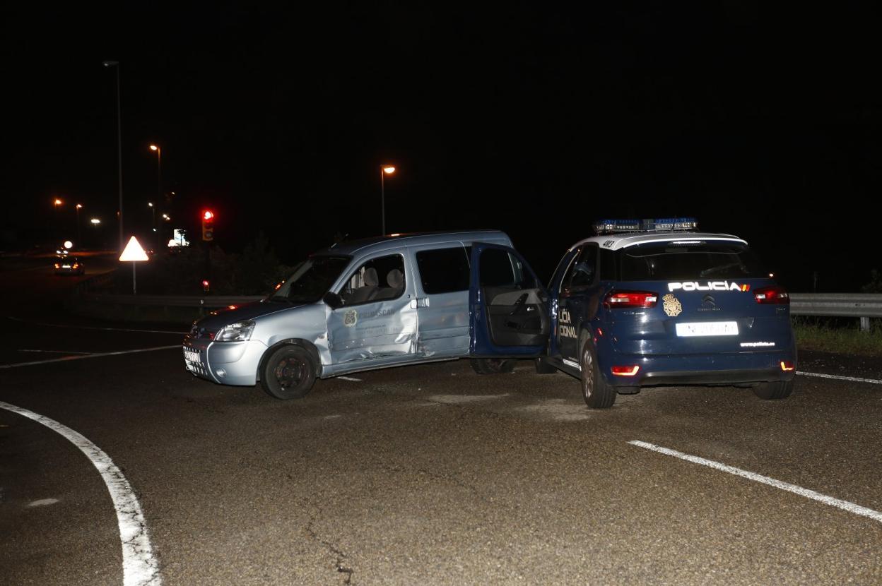 Los coches siniestrados, a las diez de la noche, en la raqueta de la AS-II que permite incorporarse a la ronda o cambiar de sentido. 