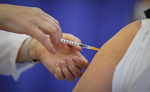 Administrar la segunda dosis de la vacuna de Pfizer a las 12 semanas triplica los anticuerpos