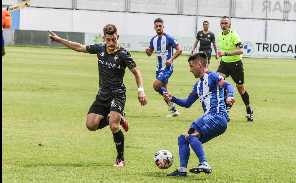 Natalio, autor del primer tanto, frente a Caique. 