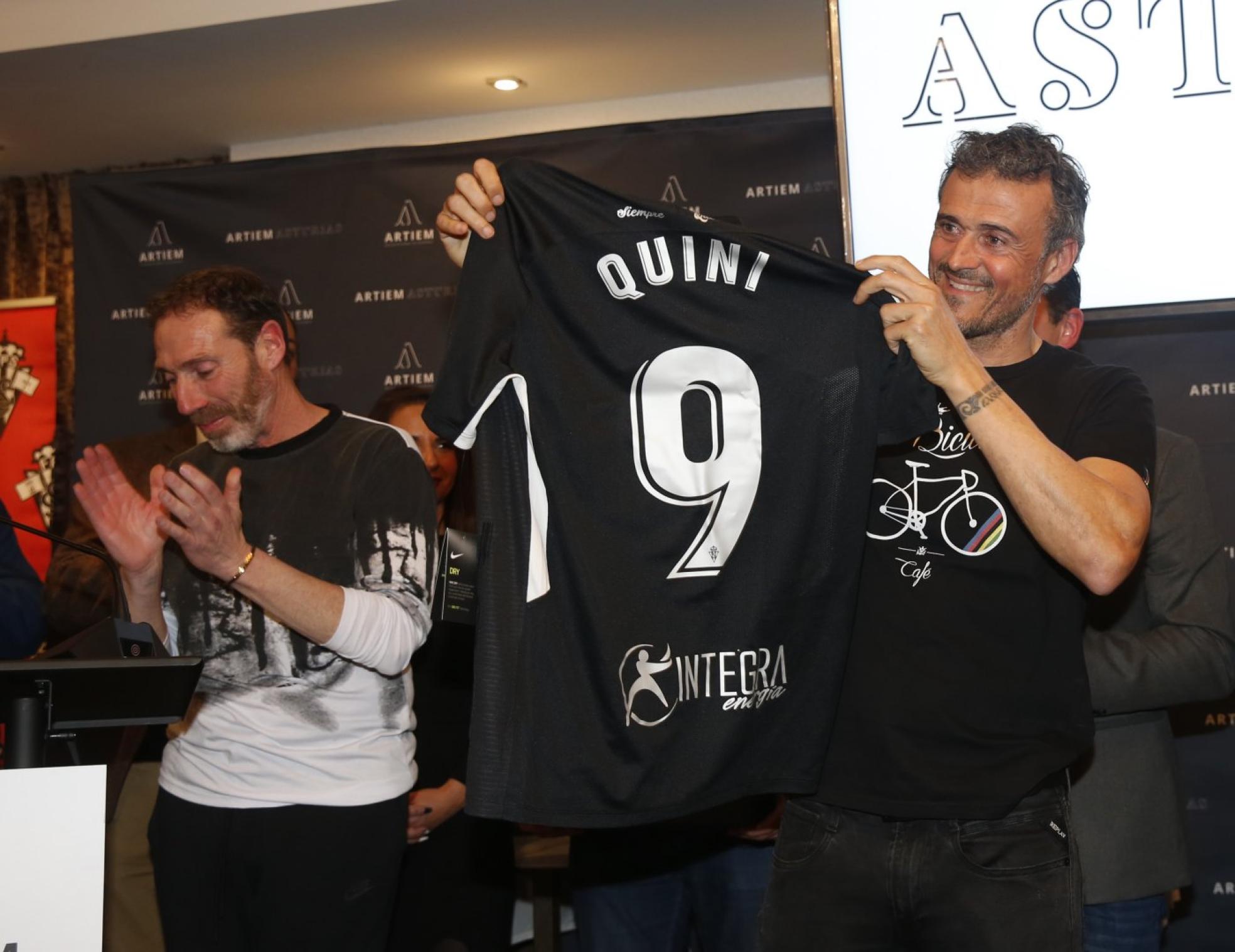 Luis Enrique, en diciembre de 2018, en Gijón, junto a Falo Castro, posando con la camiseta de 'El Brujo' en la entrega de los galardones de la Federación de Peñas y EL COMERCIO. 