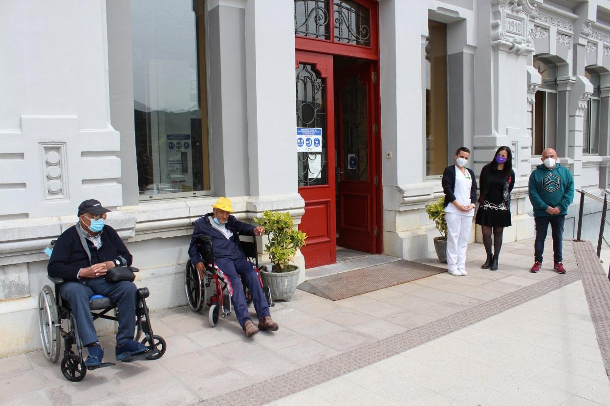 Beatriz Balbás, Ana Suárez y Javier Llaneza, ayer junto a residentes. 