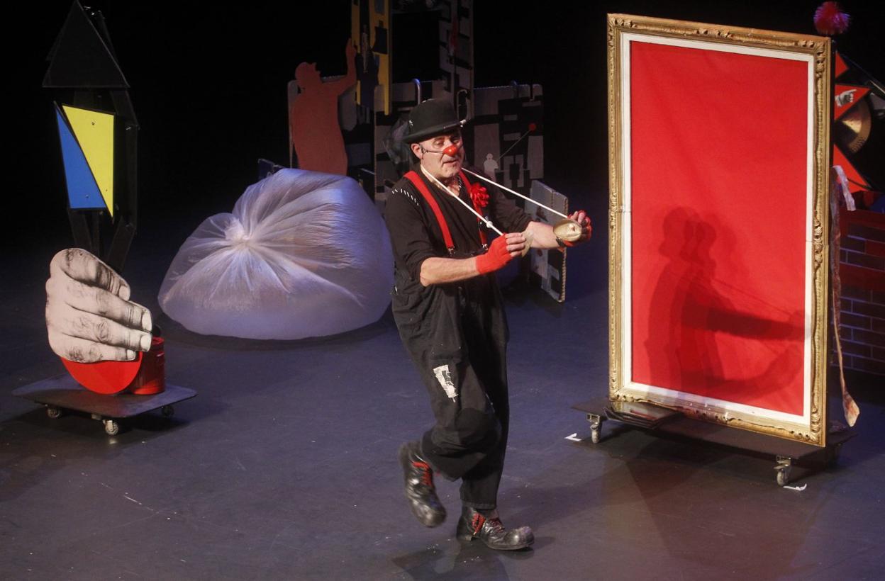Marcel Gros, en una de las escenas de 'Artinauta', un espectáculo que cautivó a mayores y pequeños, en el Teatro Jovellanos. 