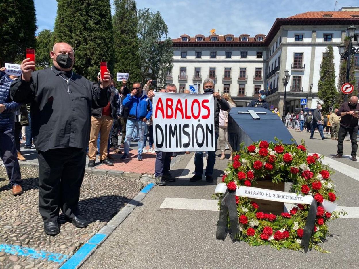 Fernando Álvarez Ron protagonizó el simbólico funeral del Suroccidente ayer en Oviedo. 