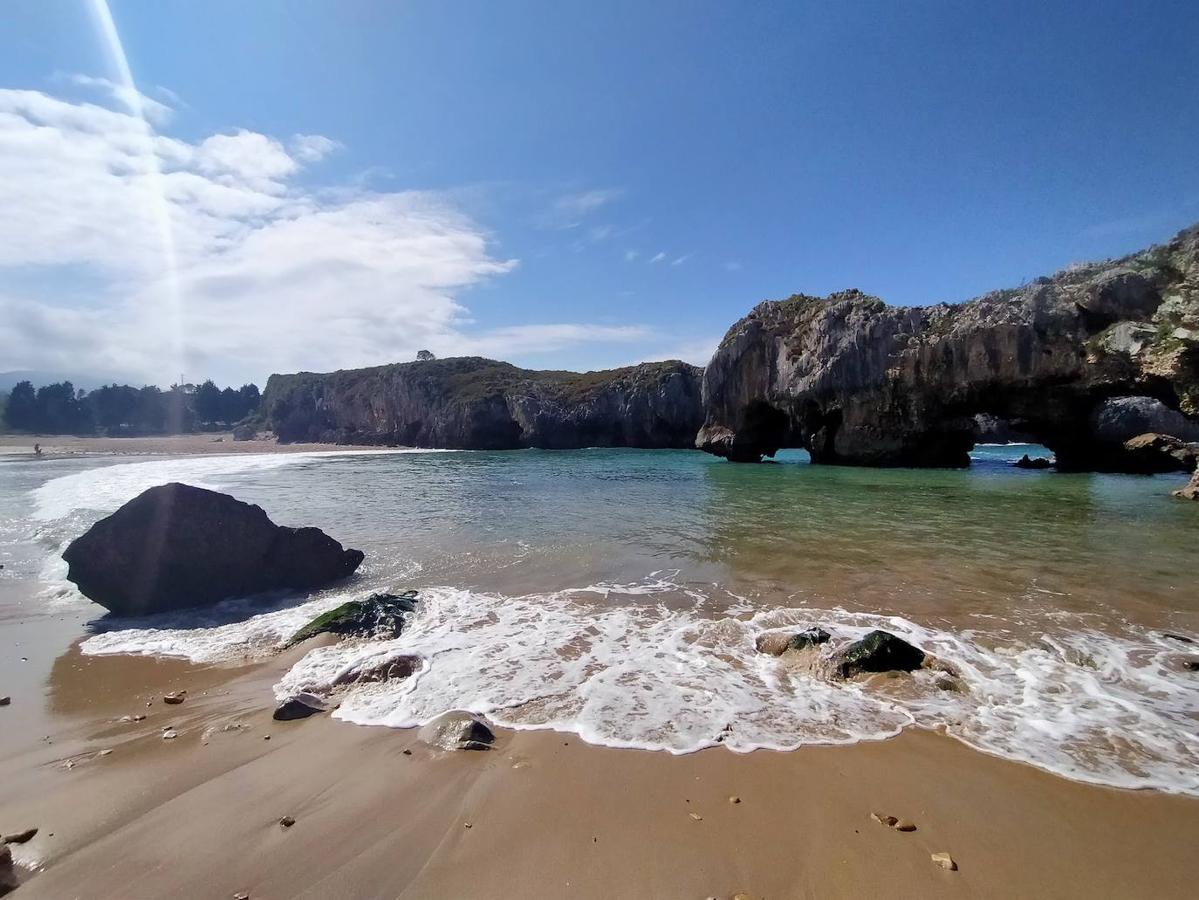 Cuevas de Mar: Esta playa ubicada en la desembocadura del río Cuevas y caracterizada por sus enormes formaciones kársticas rocosas atravesadas por el mar, que continuamente atrae a numerosos amantes de la escalada, es uno de esos paisajes costeros únicos asturianos, en los que además de una de las mejores panorámicas, también encontrarás uno de los arenales más turísticos.