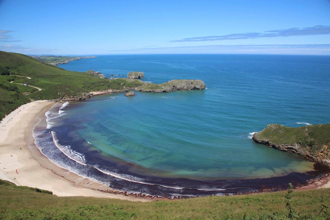 Playa de Torimbia: Desde Niembro podrás acceder fácilmente hasta la playa de Torimbia, también una de las más bellas y espectaculares de Asturias con unos 500 metros de longitud y unos 100 metros de ancho. Pero si por algo es conocida, además de por ser un referente del nudismo, es por tener una forma casi perfecta de concha que podrás admirar perfectamente desde su mirador. Otro de los paisajes costeros únicos asturianos que también figura dentro de la lista de Paisajes protegidos de la costa oriental.