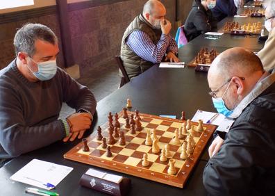Imagen secundaria 1 - Arriba, José Antonio García frente a José Francisco Vega, en el torneo de veteranos. Abajo, Juan Ramón Goellas frente a José Antonio González, en el grupo de veteranos. 