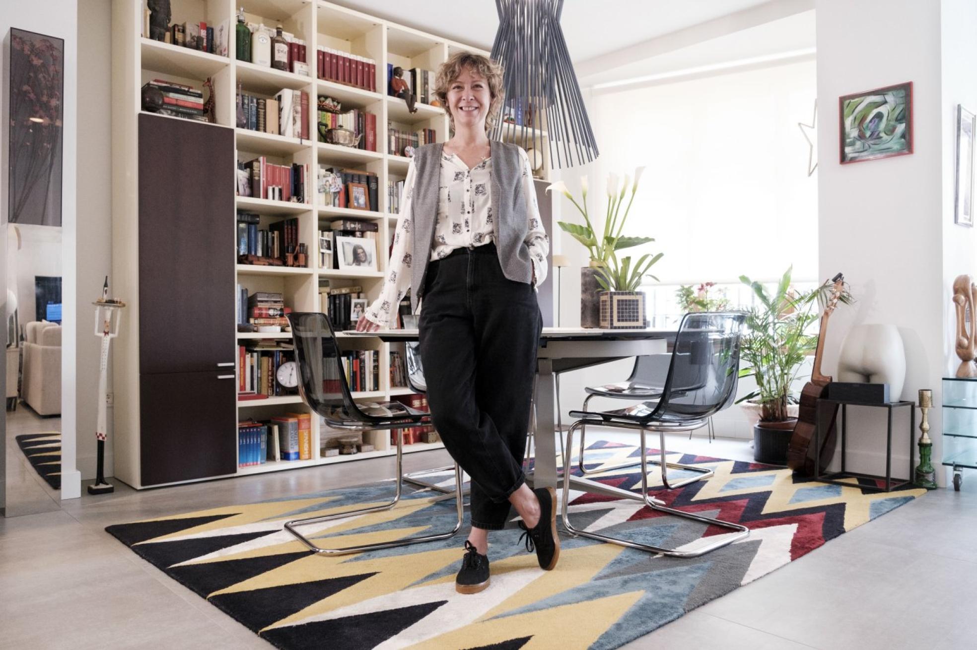 Marisol Álvarez, en la parte dedicada a comedor dentro de un amplio espacio compartido con salón y cocina. 
