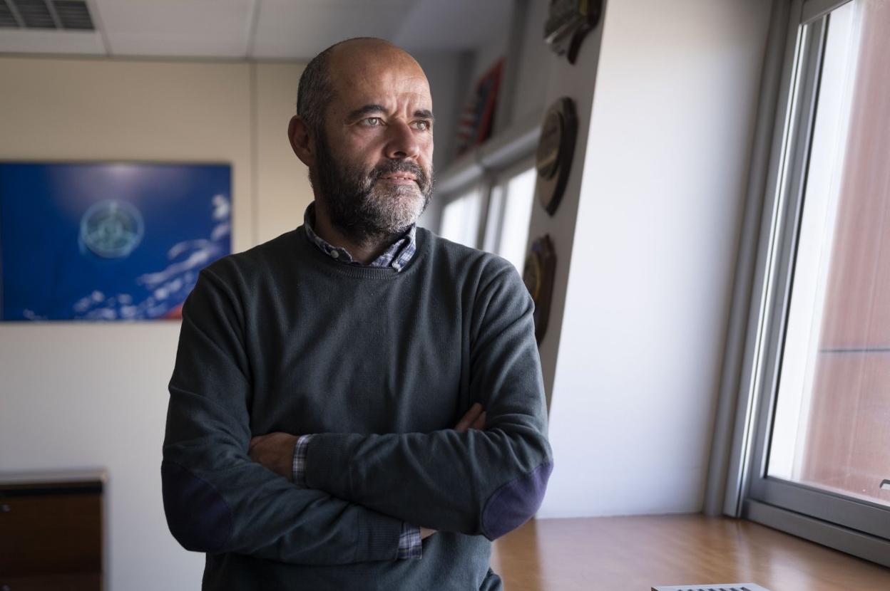 Rafael González-Quirós, en su despacho del Centro Oceanográfico de Gijón. 