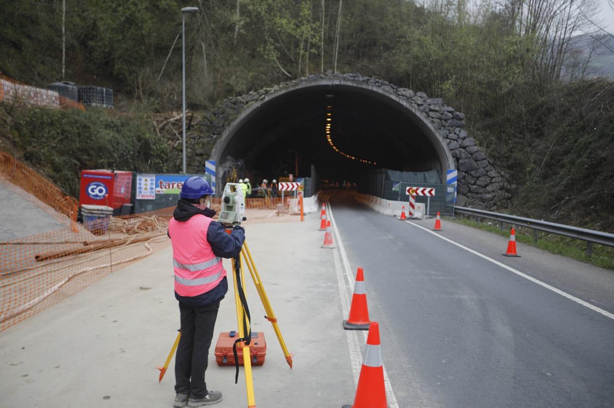 Personal trabajando en las obras del túnel de Sotrondio del corredor del Nalón. 