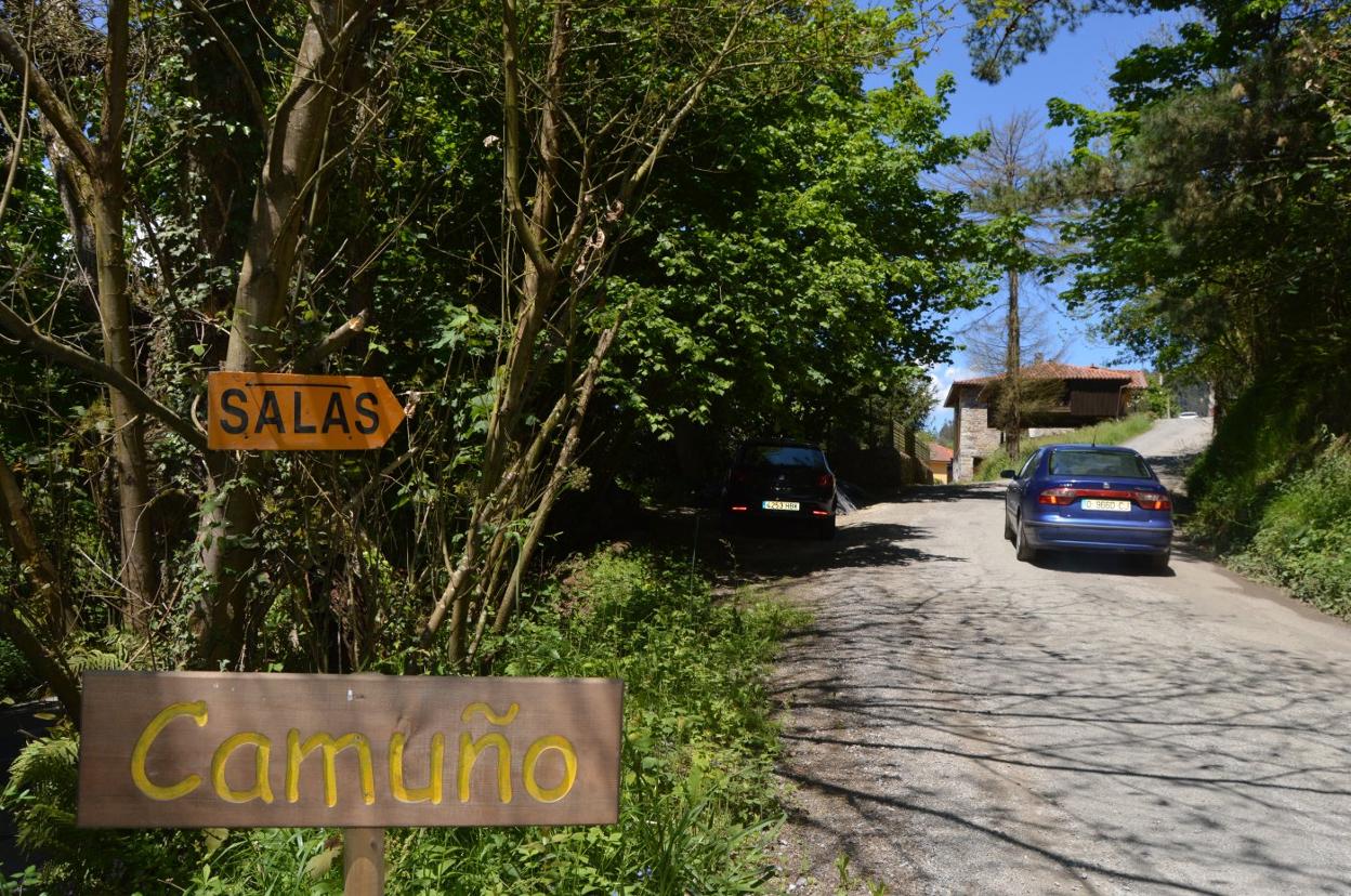 El acceso a Camuño desde Cornellana desvía el tráfico hacia Salas por la parte alta del pueblo. 