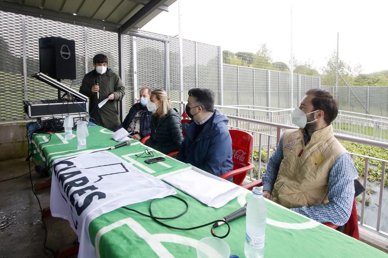 Los intervivientes Roberto González, Cristina Díaz-Negrete, José Ramón Puerto y Rafael Suárez-Muñiz, moderados por Íñigo Arza, durante el acto en el campo de fútbol del Ceares. 