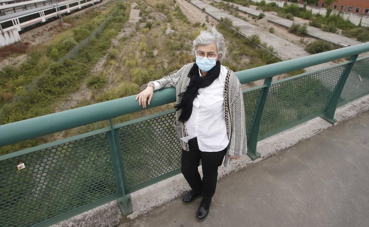 La alcadesa, en el viaducto de Carlos Marx con los terrenos ferroviarios de Moreda, a sus espaldas, donde se proyecta recuperar la ubicación de la estación intermodal. 