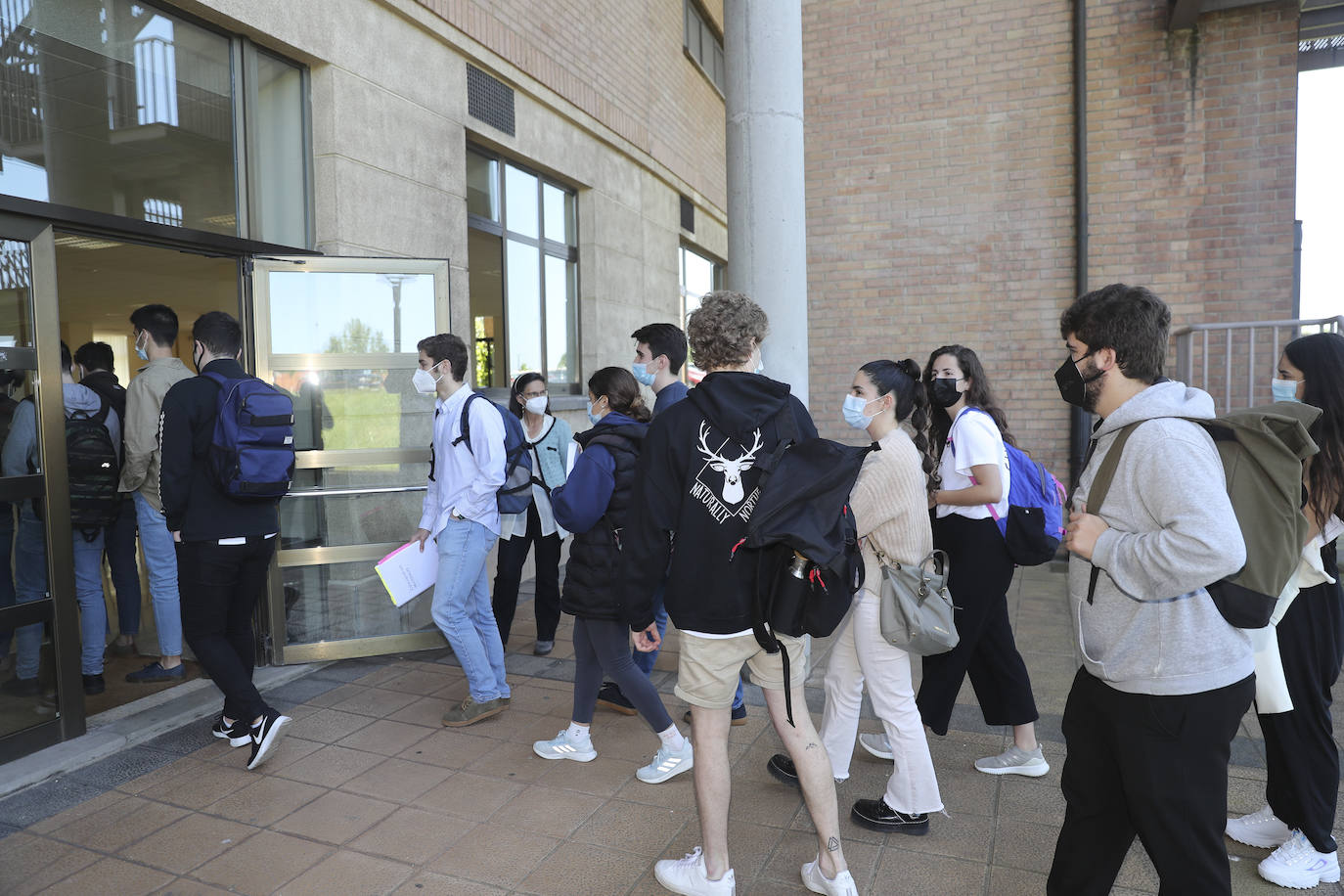 Los alumnos de la Universidad de Oviedo volvieron este lunes a las aulas para realizar los exámenes del segundo cuatrimestre de forma presencial.