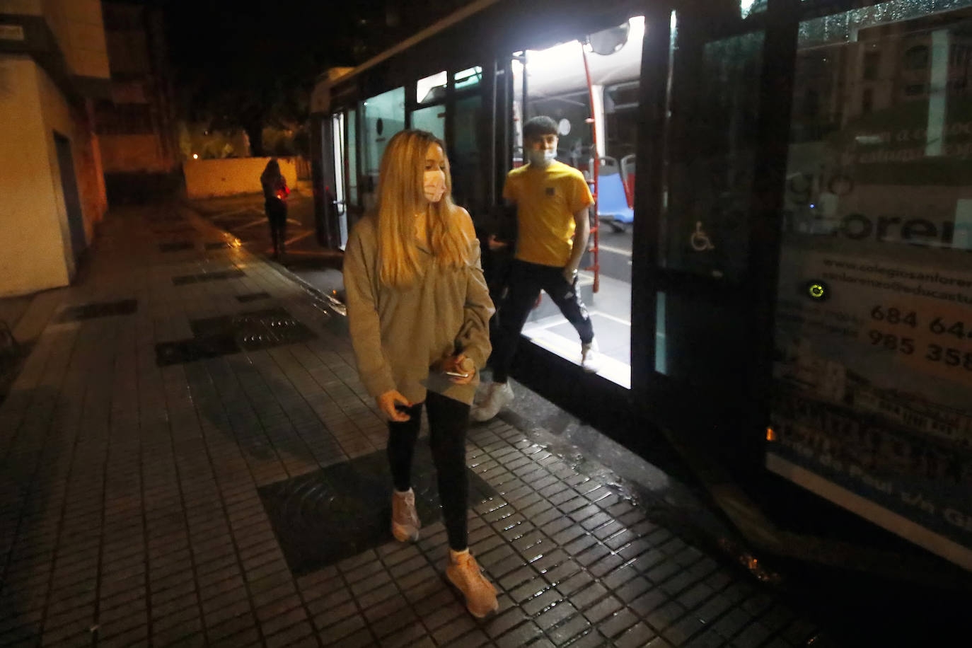 El servicio de autobuses búho regresó a Gijón el pasado viernes tras el paréntesis de la pandemia. También se volvió a poner en marcha el sistema 'antiacoso', es decir, las paradas a demanda, una herramienta para las viajeras que reduce la distancia a destino y contribuye a disminuir el miedo y vulnerabilidad que pueden llegar a sentirse en estos trayectos. 