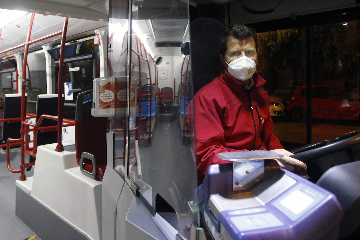 El servicio de autobuses búho regresó a Gijón el pasado viernes tras el paréntesis de la pandemia. También se volvió a poner en marcha el sistema 'antiacoso', es decir, las paradas a demanda, una herramienta para las viajeras que reduce la distancia a destino y contribuye a disminuir el miedo y vulnerabilidad que pueden llegar a sentirse en estos trayectos. 