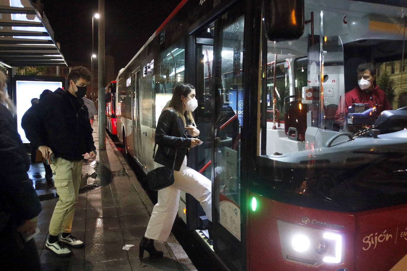 El servicio de autobuses búho regresó a Gijón el pasado viernes tras el paréntesis de la pandemia. También se volvió a poner en marcha el sistema 'antiacoso', es decir, las paradas a demanda, una herramienta para las viajeras que reduce la distancia a destino y contribuye a disminuir el miedo y vulnerabilidad que pueden llegar a sentirse en estos trayectos. 