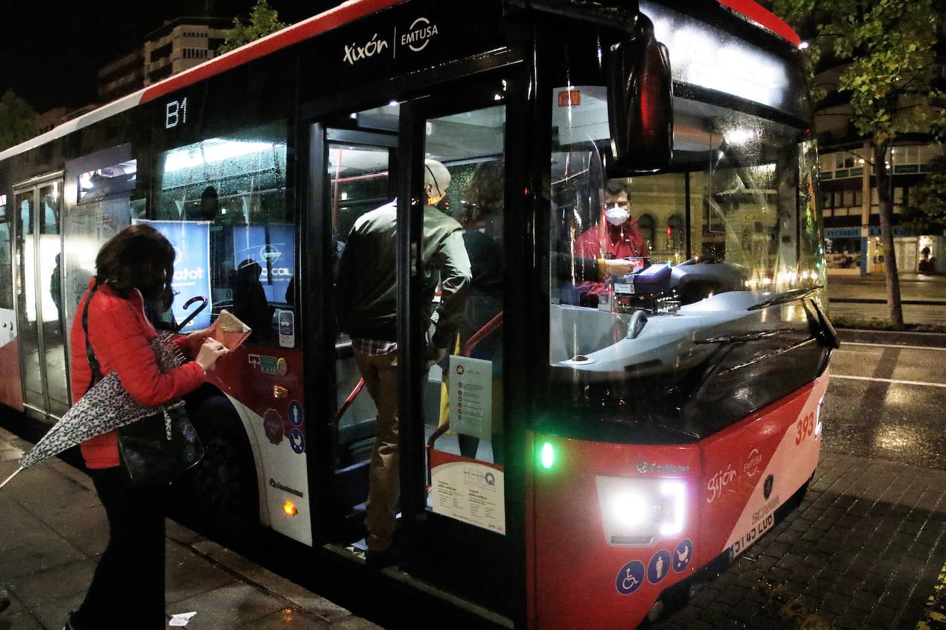 El servicio de autobuses búho regresó a Gijón el pasado viernes tras el paréntesis de la pandemia. También se volvió a poner en marcha el sistema 'antiacoso', es decir, las paradas a demanda, una herramienta para las viajeras que reduce la distancia a destino y contribuye a disminuir el miedo y vulnerabilidad que pueden llegar a sentirse en estos trayectos. 