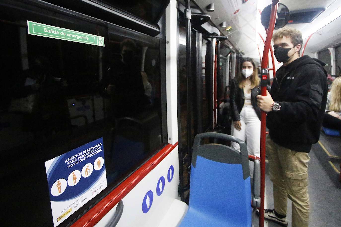 El servicio de autobuses búho regresó a Gijón el pasado viernes tras el paréntesis de la pandemia. También se volvió a poner en marcha el sistema 'antiacoso', es decir, las paradas a demanda, una herramienta para las viajeras que reduce la distancia a destino y contribuye a disminuir el miedo y vulnerabilidad que pueden llegar a sentirse en estos trayectos. 