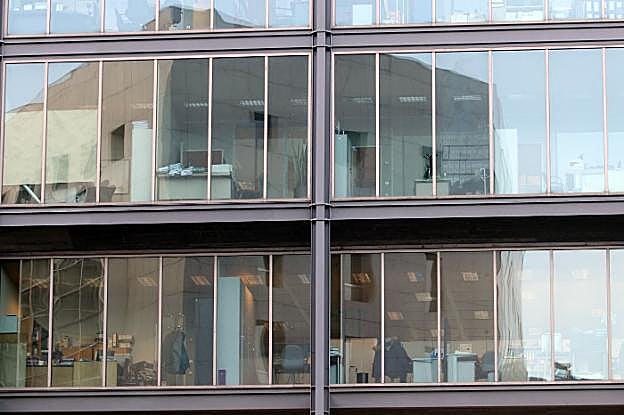 Más de 5.500 empleados de la Administración regional cesarán o cambiarán de destino este año