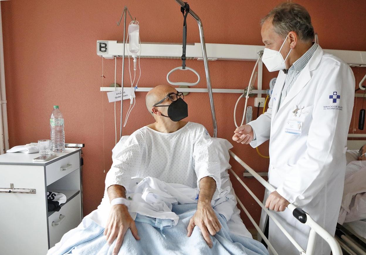 Javier Álvarez, jefe de Cirugía Vascular,charla con el también médico Julián García Polit, al que intervendrá por segunda vez de una endofibrosis de la arteria ilíaca externa. En esta ocasión, en su pierna derecha. 