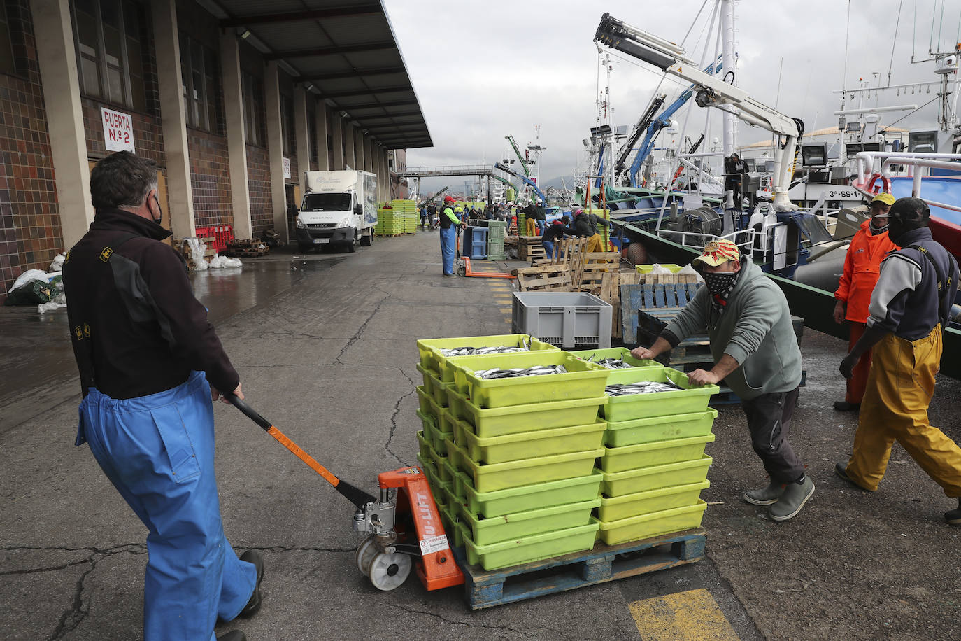 Más de ochenta barcos de toda la flota cantábrica hicieron cola en los muelles del Rendiello para descargar sus capturas.
