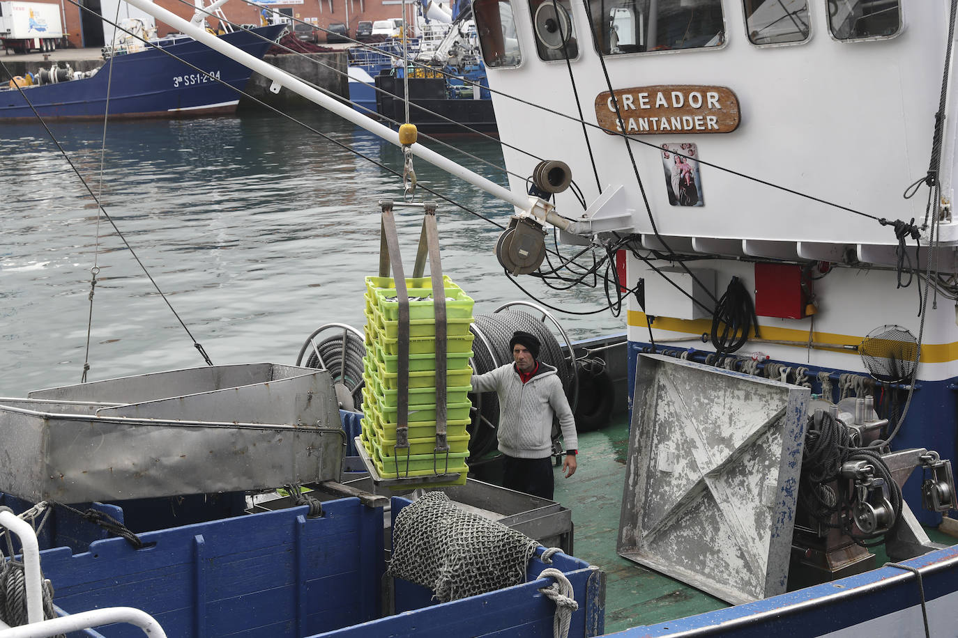 Más de ochenta barcos de toda la flota cantábrica hicieron cola en los muelles del Rendiello para descargar sus capturas.