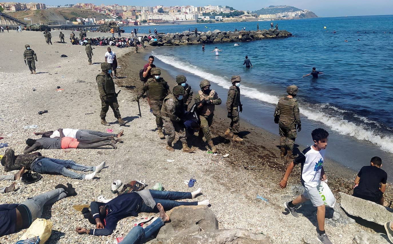 Miles de migrantes procedentes de África, principalmente de Marruecos, han cruzado a nado la frontera marítima entre Ceuta y el país vecino, creando una crisis migratoria que no se vivía en esta ciudad autónoma desde hace años, colapsada ahora ante el número de llegadas.