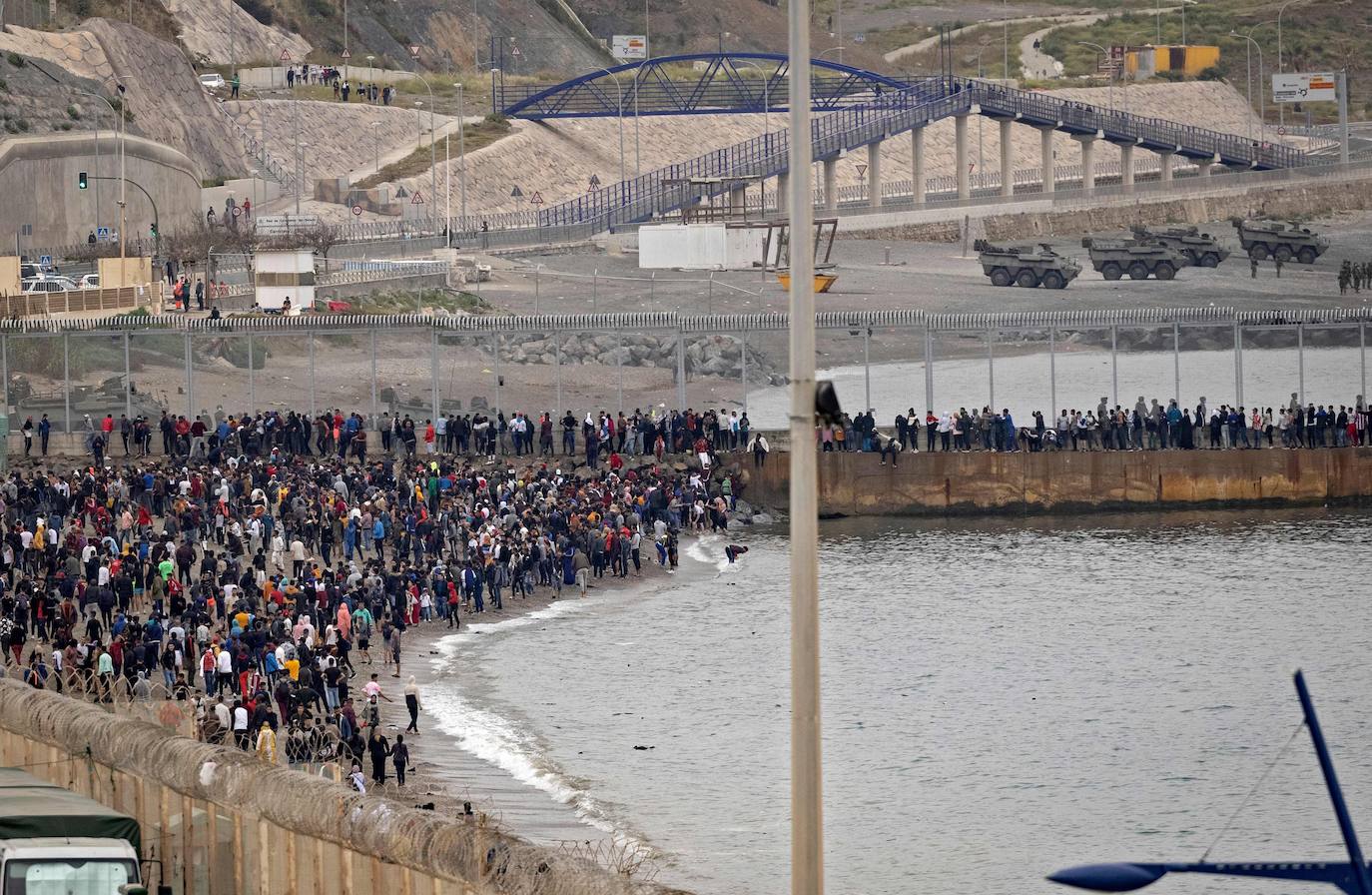 Miles de migrantes procedentes de África, principalmente de Marruecos, han cruzado a nado la frontera marítima entre Ceuta y el país vecino, creando una crisis migratoria que no se vivía en esta ciudad autónoma desde hace años, colapsada ahora ante el número de llegadas. 