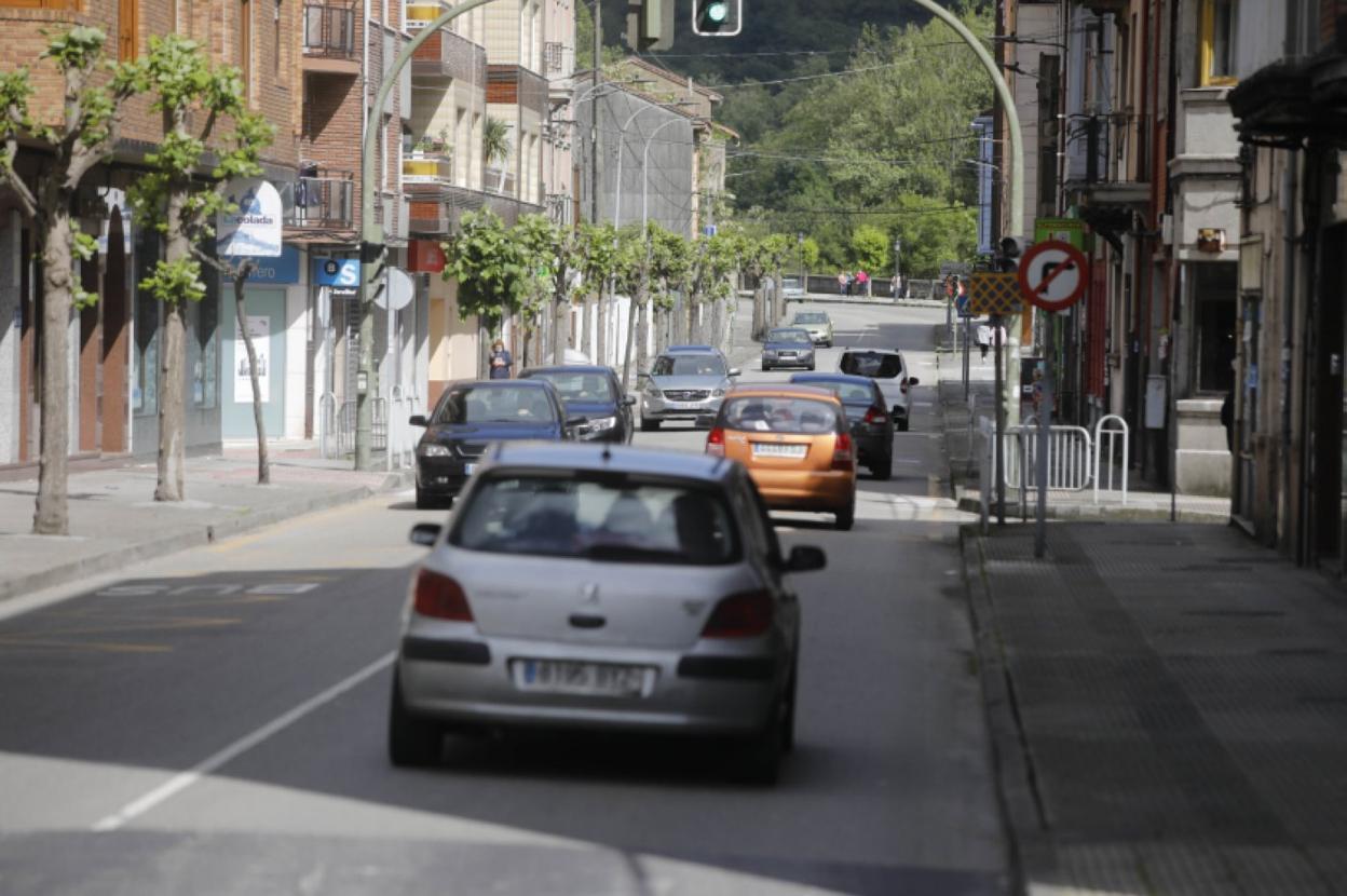 Tráfico ayer al mediodía en Sotrondio. 
