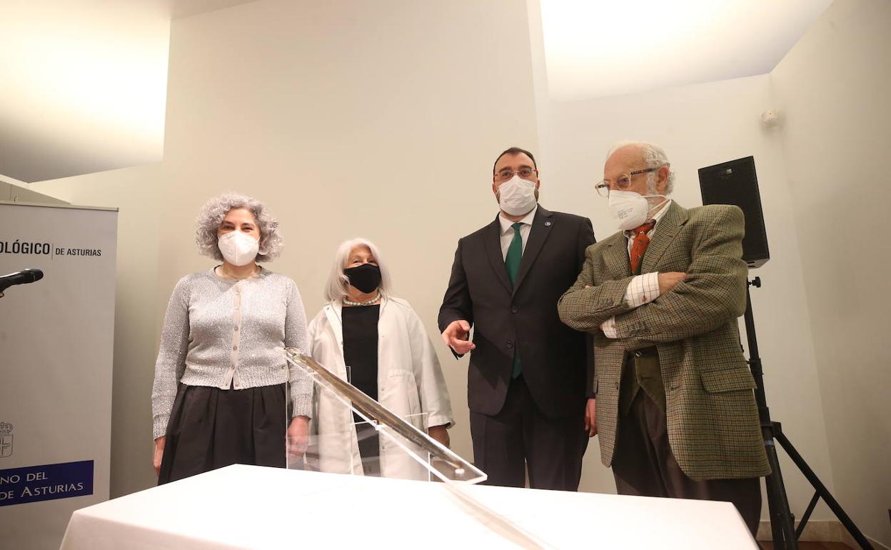 Barbón muestra la 'espada de Sobrefoz'. 