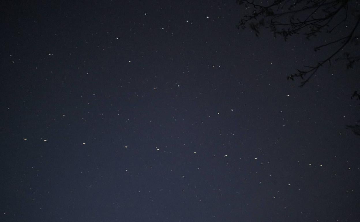 Los satélites de Starlink vistos desde La Tierra en una noche despejada