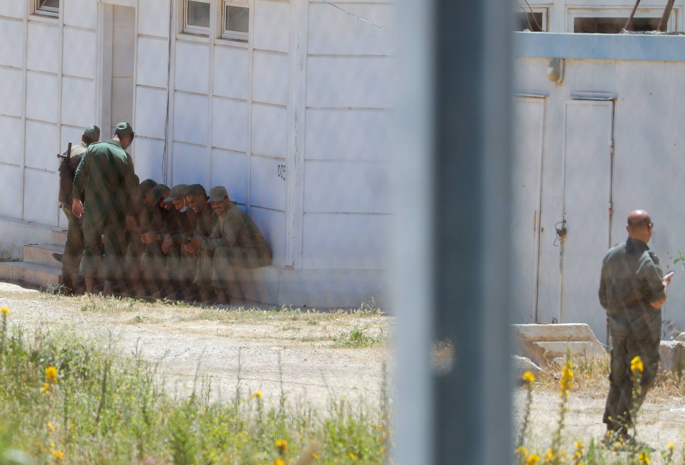  Por segundo día consecutivo, Ceuta ha vivido una crisis migratoria que está dejando datos e imágenes escalofriantes. En la costa ceutí se ha visto la llegada de miles de personas exhaustas, entre ellos jóvenes y niños, tras lanzarse al mar desde Marruecos para tratar de llegar a territorio español, ante la impasibilidad de los militares marroquíes. Algunas de estas personas han tenido que utilizar botellas de plástico a modo de flotador y otras han tenido que ser atendidas en la playa por las Fuerzas y Cuerpos de Seguridad y por voluntarios. 