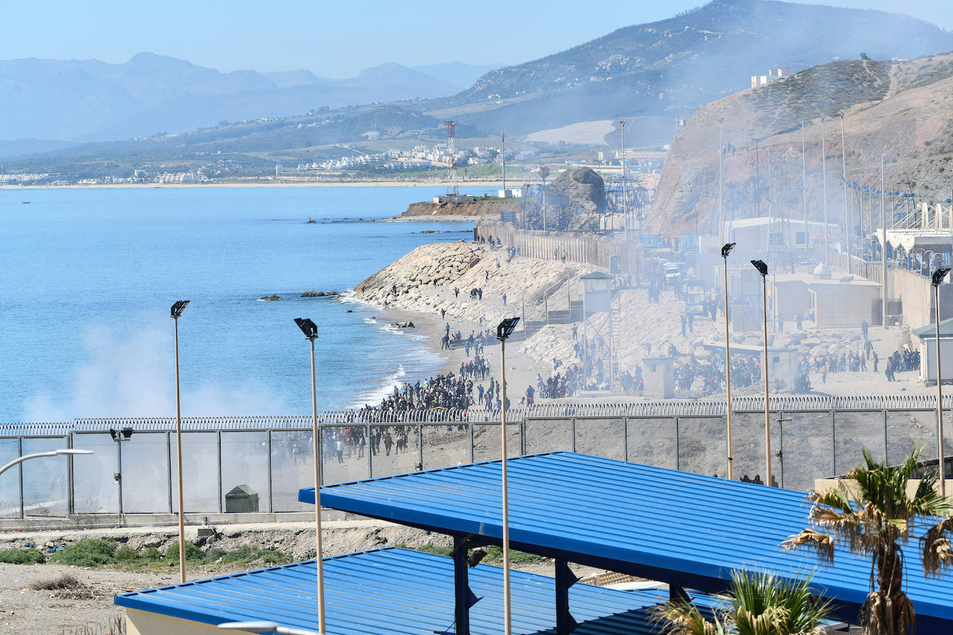  Por segundo día consecutivo, Ceuta ha vivido una crisis migratoria que está dejando datos e imágenes escalofriantes. En la costa ceutí se ha visto la llegada de miles de personas exhaustas, entre ellos jóvenes y niños, tras lanzarse al mar desde Marruecos para tratar de llegar a territorio español, ante la impasibilidad de los militares marroquíes. Algunas de estas personas han tenido que utilizar botellas de plástico a modo de flotador y otras han tenido que ser atendidas en la playa por las Fuerzas y Cuerpos de Seguridad y por voluntarios. 