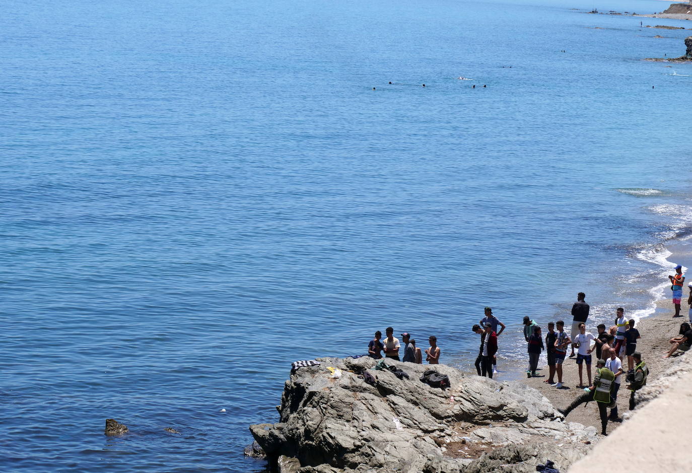  Por segundo día consecutivo, Ceuta ha vivido una crisis migratoria que está dejando datos e imágenes escalofriantes. En la costa ceutí se ha visto la llegada de miles de personas exhaustas, entre ellos jóvenes y niños, tras lanzarse al mar desde Marruecos para tratar de llegar a territorio español, ante la impasibilidad de los militares marroquíes. Algunas de estas personas han tenido que utilizar botellas de plástico a modo de flotador y otras han tenido que ser atendidas en la playa por las Fuerzas y Cuerpos de Seguridad y por voluntarios. 