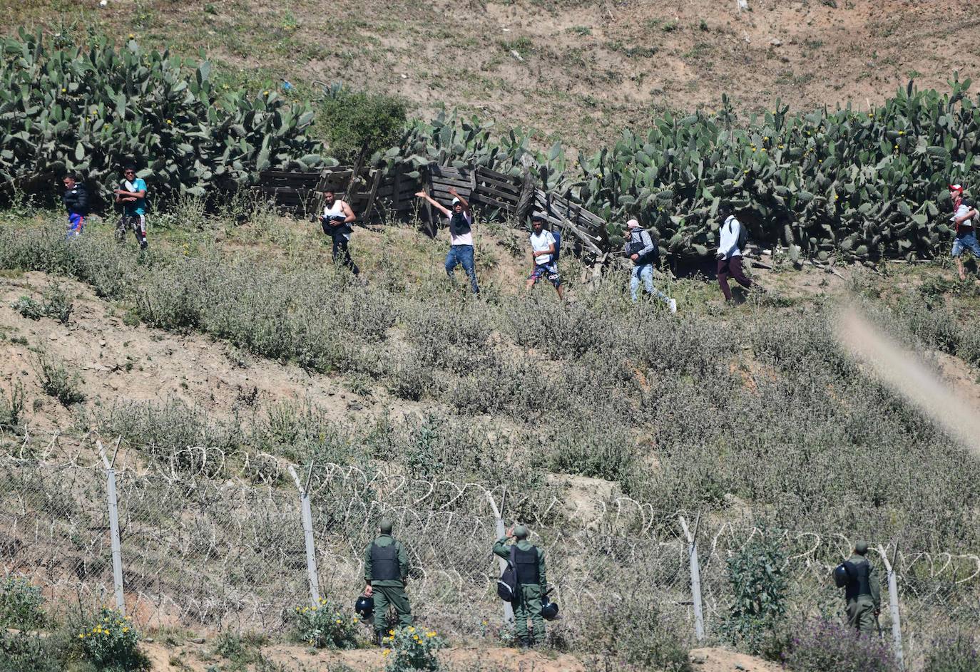  Por segundo día consecutivo, Ceuta ha vivido una crisis migratoria que está dejando datos e imágenes escalofriantes. En la costa ceutí se ha visto la llegada de miles de personas exhaustas, entre ellos jóvenes y niños, tras lanzarse al mar desde Marruecos para tratar de llegar a territorio español, ante la impasibilidad de los militares marroquíes. Algunas de estas personas han tenido que utilizar botellas de plástico a modo de flotador y otras han tenido que ser atendidas en la playa por las Fuerzas y Cuerpos de Seguridad y por voluntarios. 