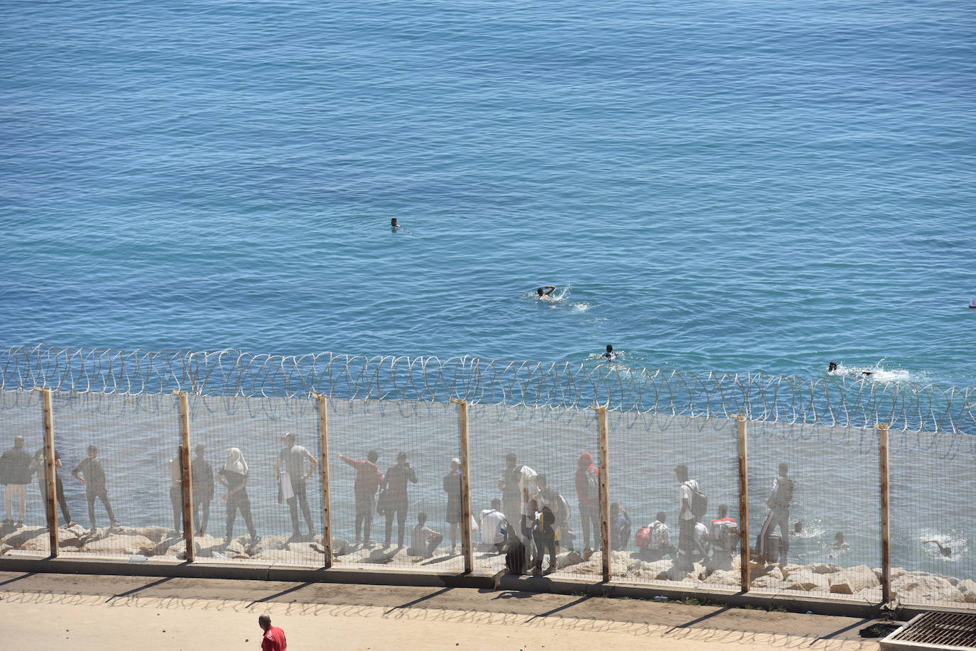  Por segundo día consecutivo, Ceuta ha vivido una crisis migratoria que está dejando datos e imágenes escalofriantes. En la costa ceutí se ha visto la llegada de miles de personas exhaustas, entre ellos jóvenes y niños, tras lanzarse al mar desde Marruecos para tratar de llegar a territorio español, ante la impasibilidad de los militares marroquíes. Algunas de estas personas han tenido que utilizar botellas de plástico a modo de flotador y otras han tenido que ser atendidas en la playa por las Fuerzas y Cuerpos de Seguridad y por voluntarios. 