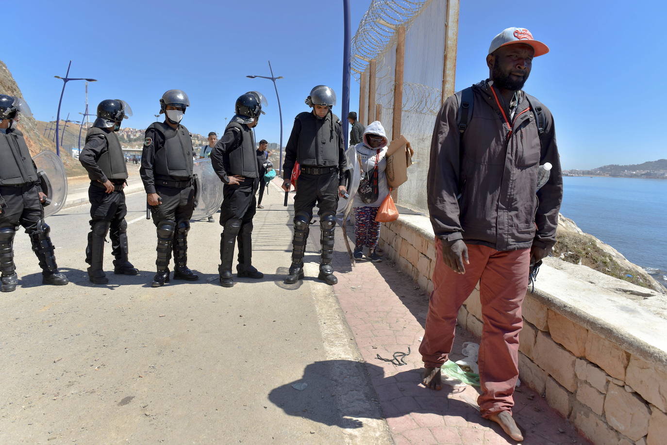  Por segundo día consecutivo, Ceuta ha vivido una crisis migratoria que está dejando datos e imágenes escalofriantes. En la costa ceutí se ha visto la llegada de miles de personas exhaustas, entre ellos jóvenes y niños, tras lanzarse al mar desde Marruecos para tratar de llegar a territorio español, ante la impasibilidad de los militares marroquíes. Algunas de estas personas han tenido que utilizar botellas de plástico a modo de flotador y otras han tenido que ser atendidas en la playa por las Fuerzas y Cuerpos de Seguridad y por voluntarios. 