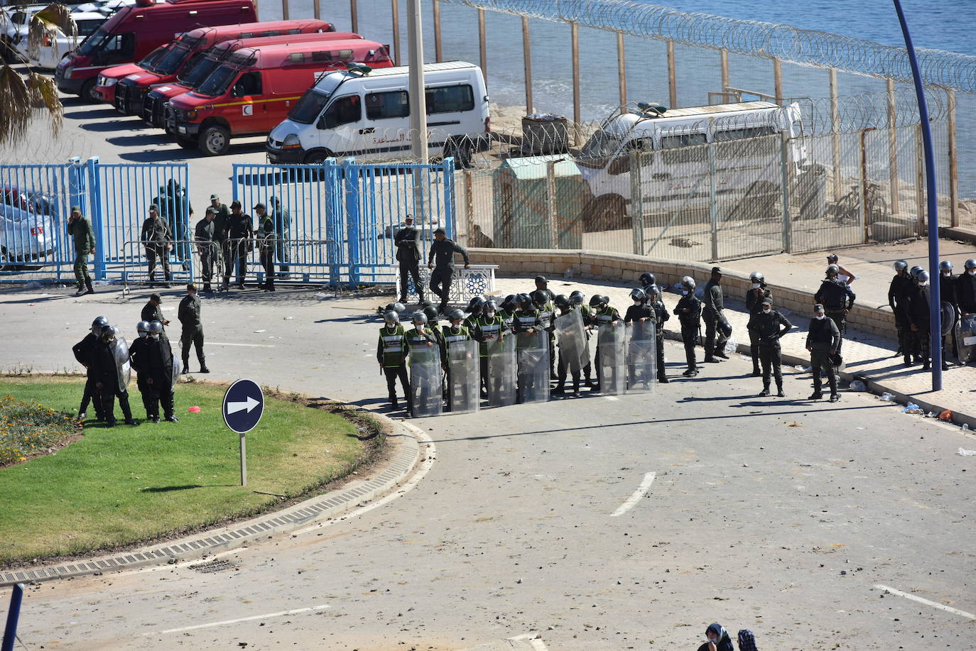  Por segundo día consecutivo, Ceuta ha vivido una crisis migratoria que está dejando datos e imágenes escalofriantes. En la costa ceutí se ha visto la llegada de miles de personas exhaustas, entre ellos jóvenes y niños, tras lanzarse al mar desde Marruecos para tratar de llegar a territorio español, ante la impasibilidad de los militares marroquíes. Algunas de estas personas han tenido que utilizar botellas de plástico a modo de flotador y otras han tenido que ser atendidas en la playa por las Fuerzas y Cuerpos de Seguridad y por voluntarios. 