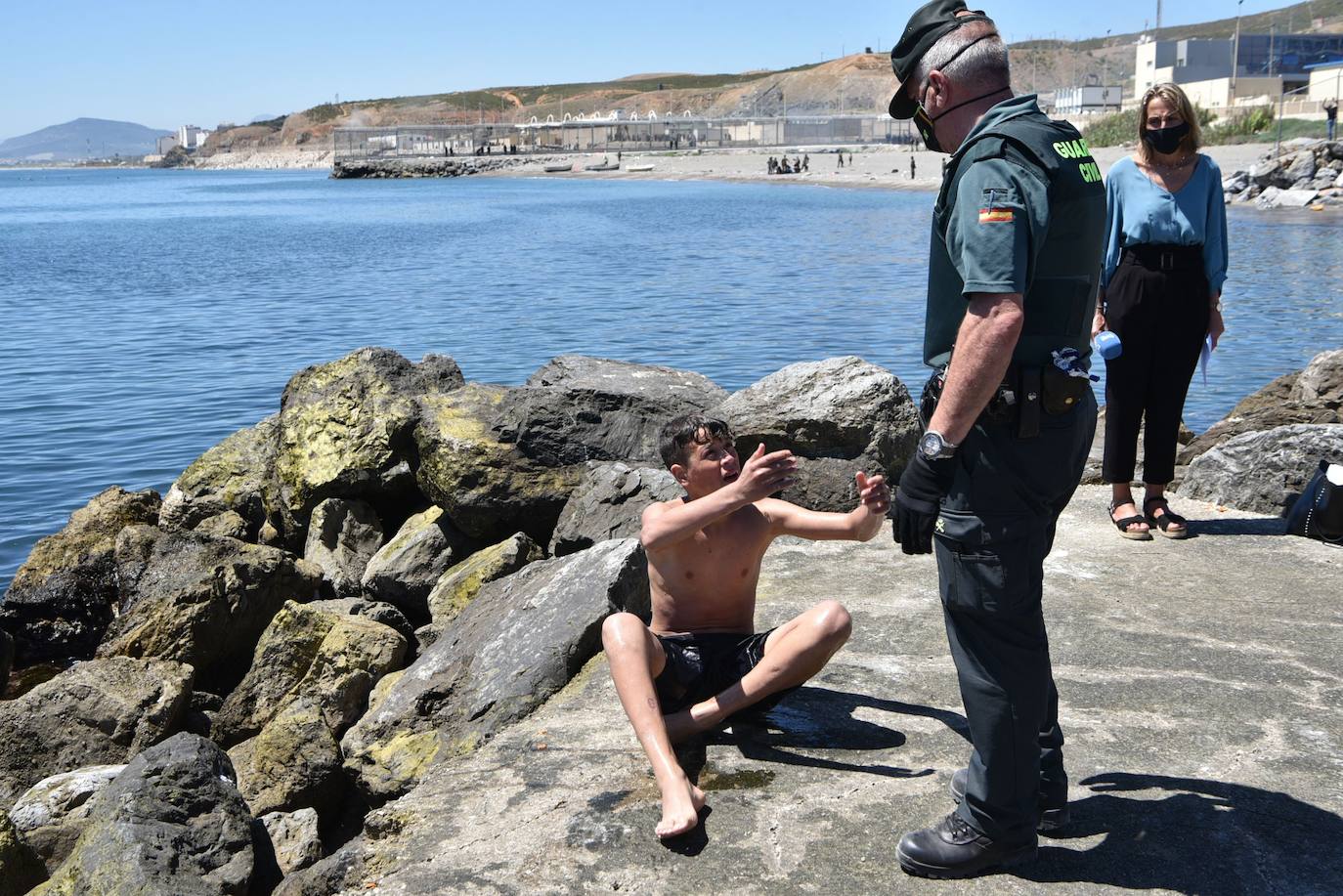  Por segundo día consecutivo, Ceuta ha vivido una crisis migratoria que está dejando datos e imágenes escalofriantes. En la costa ceutí se ha visto la llegada de miles de personas exhaustas, entre ellos jóvenes y niños, tras lanzarse al mar desde Marruecos para tratar de llegar a territorio español, ante la impasibilidad de los militares marroquíes. Algunas de estas personas han tenido que utilizar botellas de plástico a modo de flotador y otras han tenido que ser atendidas en la playa por las Fuerzas y Cuerpos de Seguridad y por voluntarios. 