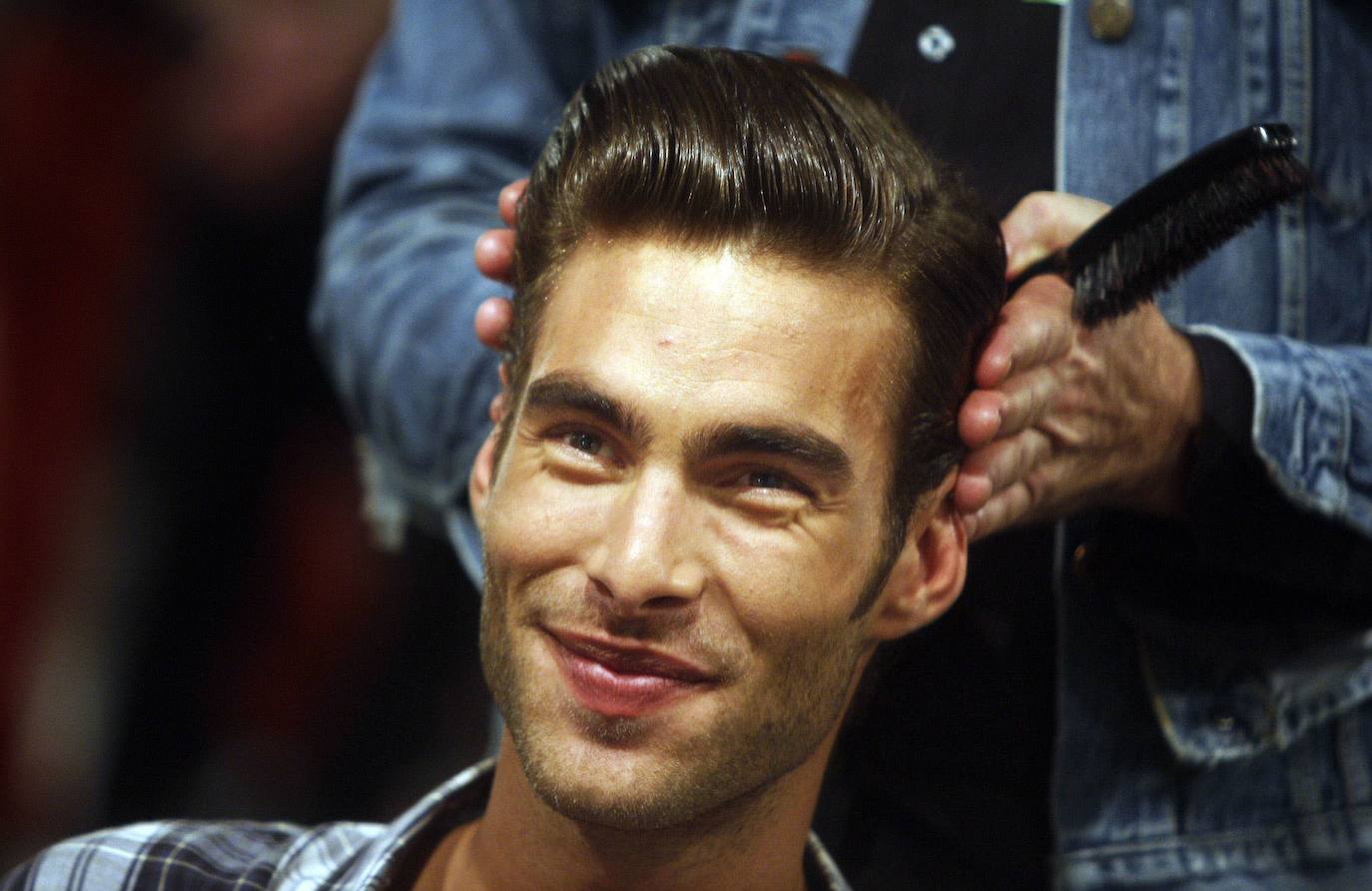 Uno de los modelos internacionales con más éxito del país cumple años. Se trata de Jon Kortajarena que precisamente hoy alcanza las 36 primaveras feliz y conforme consigo mismo y. como no, con su aspecto físico: «Como hombre soy mucho más culto y tengo más que ofrecer. Me encuentro más guapo que cuando tenía 21», confiesa.