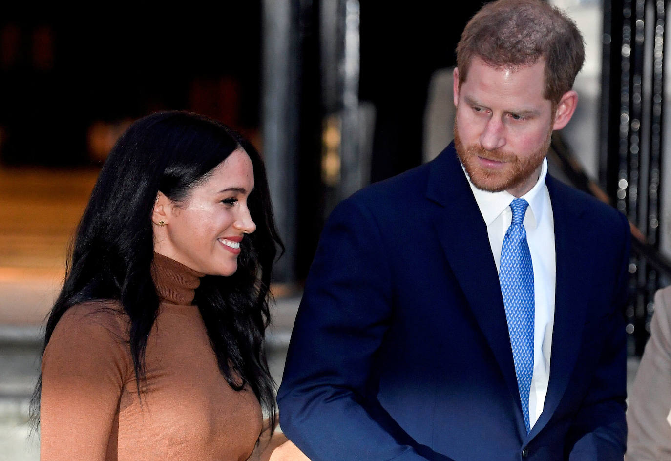 El 19 de mayo de 2018, Harry y Meghan Markle se daban el 'sí, quiero' en la capilla de San Jorge del Castillo de Windsor en una historia que parecía sacada de un guión de cine: la estrella cortesana y el príncipe se embarcaban en un bella historia de amor más allá de las clases sociales y los prejuicios. Tres años después esperan su segundo hijo y el amor continua siendo nexo de unión entre ambos pero su distanciamiento de la Casa Real ha sido inevitable.Ahora continúan juntos su vida en Estados Unidos.