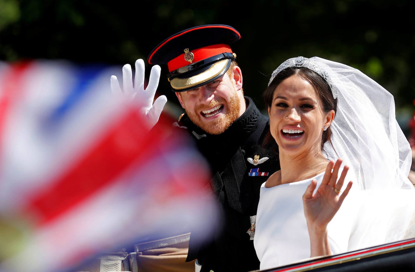 El 19 de mayo de 2018, Harry y Meghan Markle se daban el 'sí, quiero' en la capilla de San Jorge del Castillo de Windsor en una historia que parecía sacada de un guión de cine: la estrella cortesana y el príncipe se embarcaban en un bella historia de amor más allá de las clases sociales y los prejuicios. Tres años después esperan su segundo hijo y el amor continua siendo nexo de unión entre ambos pero su distanciamiento de la Casa Real ha sido inevitable.Ahora continúan juntos su vida en Estados Unidos.