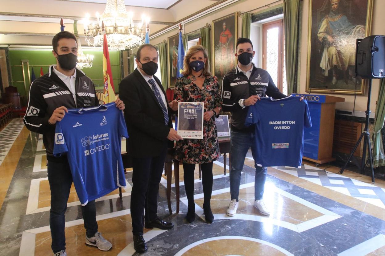 La edil Concepción Méndez con representantes del club ovetense. 