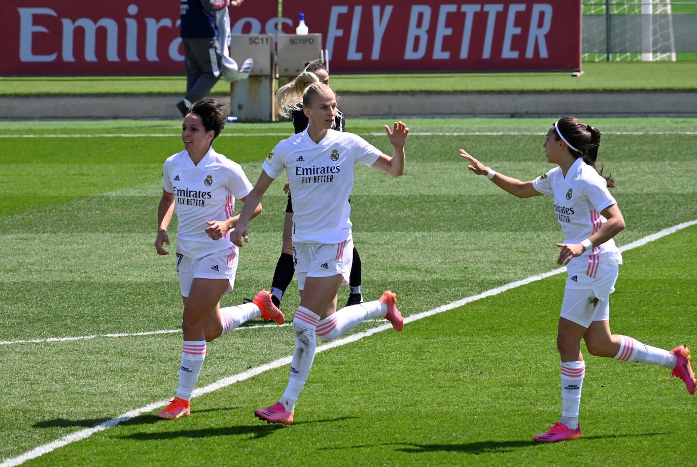 Jugadoras del Real Madrid celebran un gol en un encuentro de liga