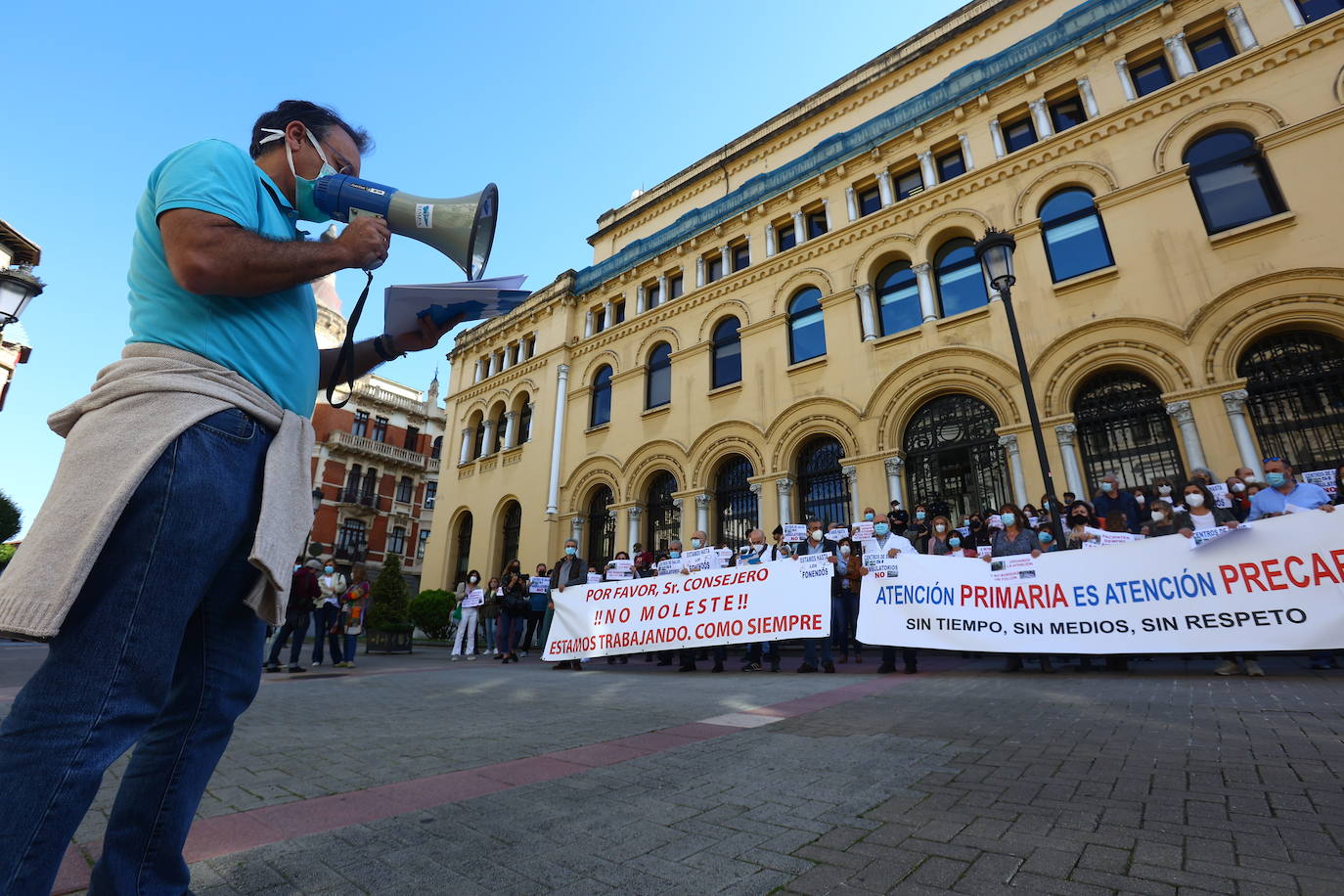 Los médicos asturianos se concentraron este jueves ante Presidencia para reclamar más tiempo y medios para atender a los pacientes. En las pancartas rezaban mensajes como «Centros de salud sí, ambulatorios no» y «Por favor, señor consejero, estamos trabajando como siempre». 