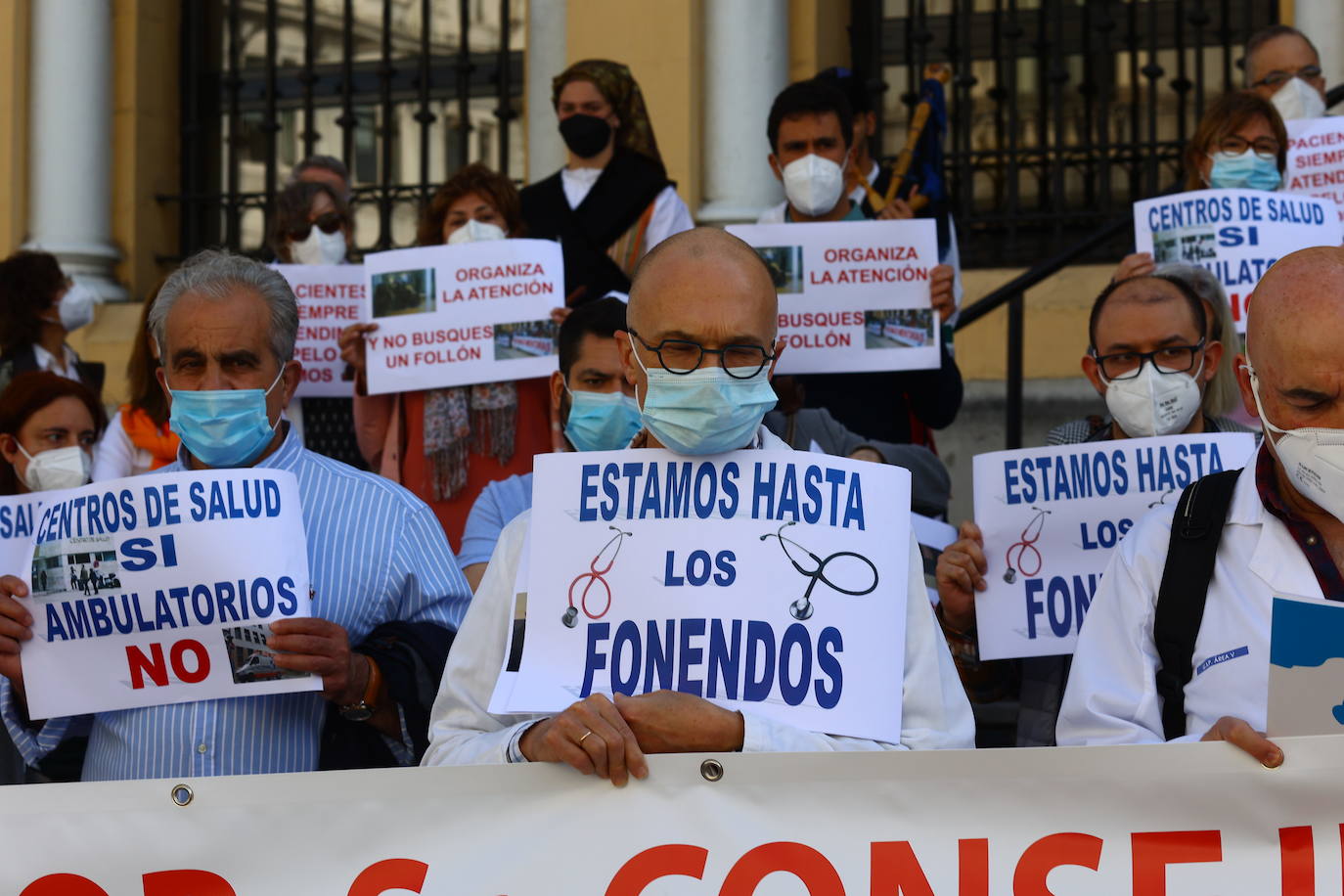 Los médicos asturianos se concentraron este jueves ante Presidencia para reclamar más tiempo y medios para atender a los pacientes. En las pancartas rezaban mensajes como «Centros de salud sí, ambulatorios no» y «Por favor, señor consejero, estamos trabajando como siempre». 