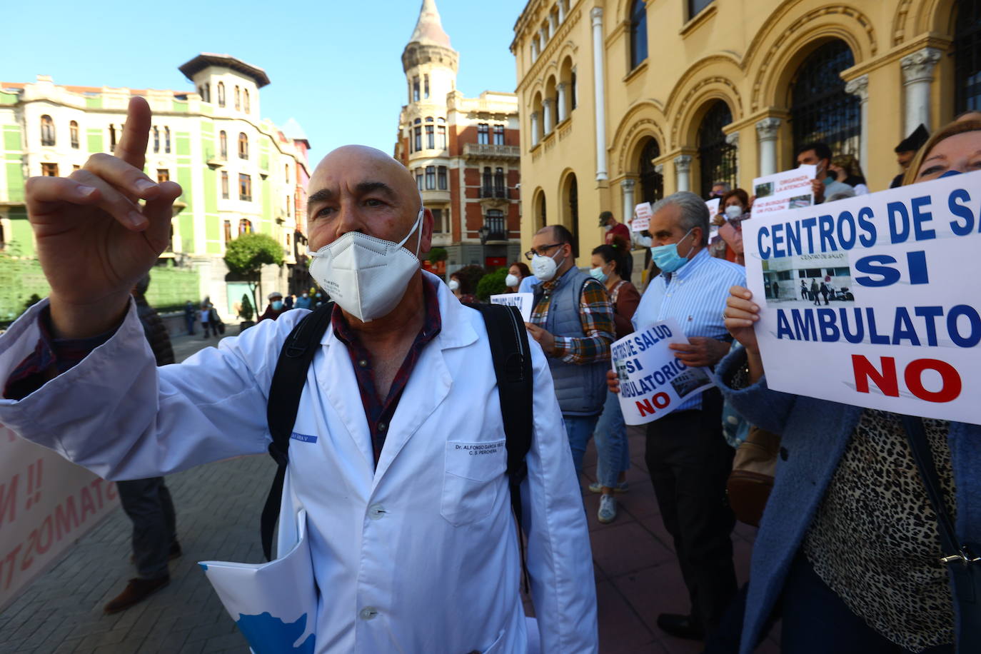 Los médicos asturianos se concentraron este jueves ante Presidencia para reclamar más tiempo y medios para atender a los pacientes. En las pancartas rezaban mensajes como «Centros de salud sí, ambulatorios no» y «Por favor, señor consejero, estamos trabajando como siempre». 
