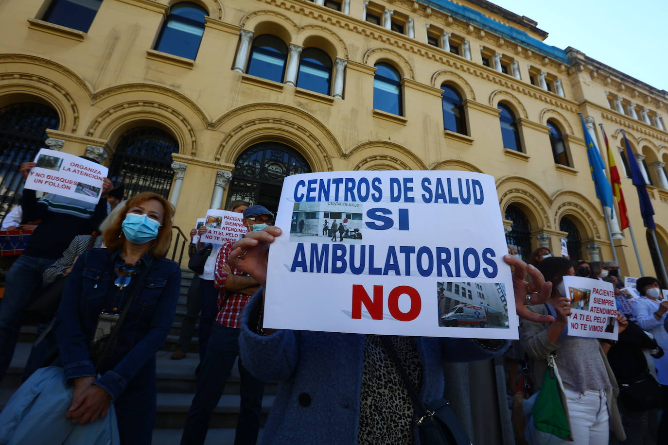 Los médicos asturianos se concentraron este jueves ante Presidencia para reclamar más tiempo y medios para atender a los pacientes. En las pancartas rezaban mensajes como «Centros de salud sí, ambulatorios no» y «Por favor, señor consejero, estamos trabajando como siempre». 