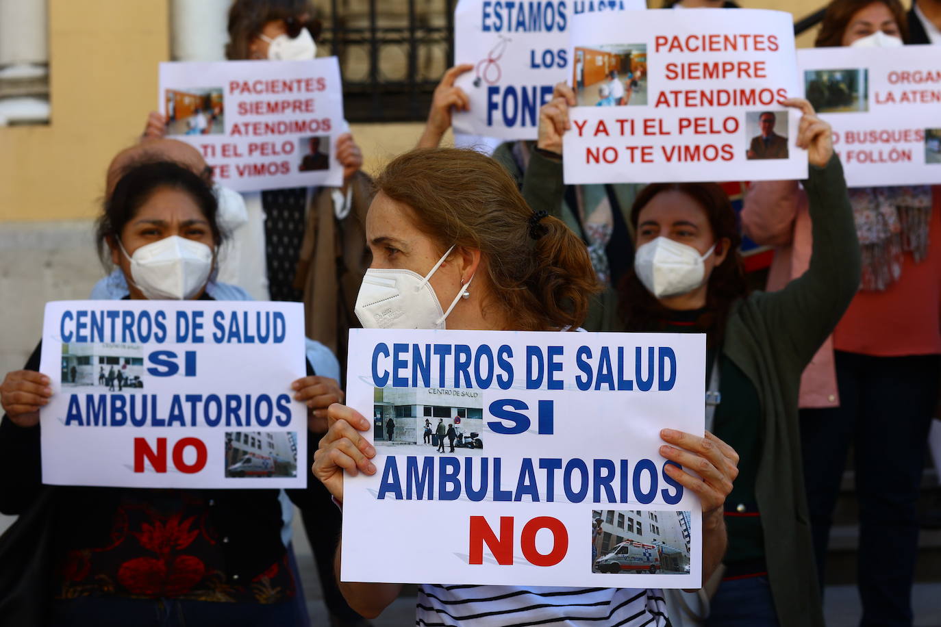 Los médicos asturianos se concentraron este jueves ante Presidencia para reclamar más tiempo y medios para atender a los pacientes. En las pancartas rezaban mensajes como «Centros de salud sí, ambulatorios no» y «Por favor, señor consejero, estamos trabajando como siempre». 