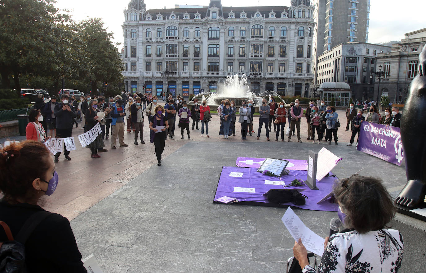 Decenas de personas se han concentrado este jueves en Oviedo y Laviana —donde se aplazó el acto oficial a mañana— como muestra de repulsa a la violencia machista después de que un hombre presuntamente asesinara esta madrugada a su expareja. María Teresa Aladro tenía 48 años, un hijo y una vida en Laviana. El suyo es el primer feminicidio en Asturias en 2021. Su asesino la ha convertido en la víctima número trece de la violencia machista en España en lo que va de año. 